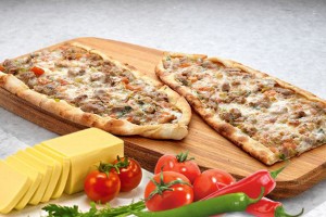 Kuşbaşılı Kaşarlı Pide